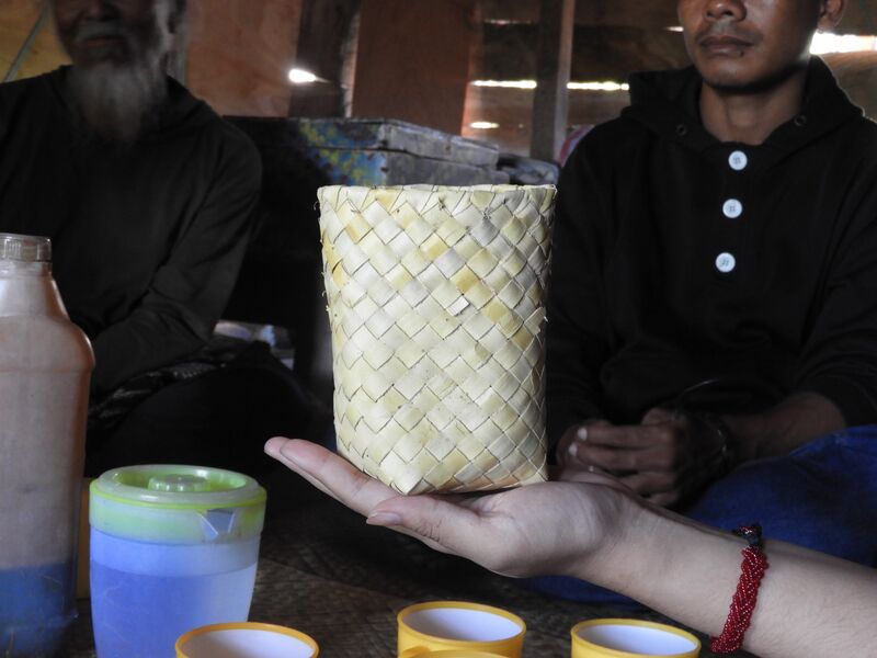 File:Anyaman daun lontar untuk hole.jpg