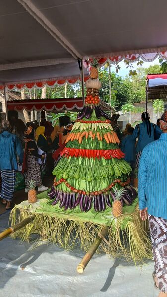 File:Gunungan Merti Dusun Morogaten.jpg